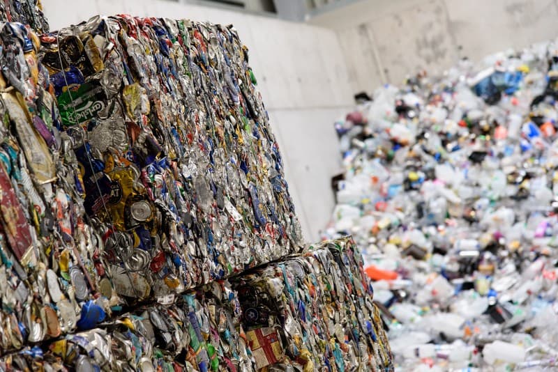 Fabricantes de latas de alumínio doam cestas básicas para catadores