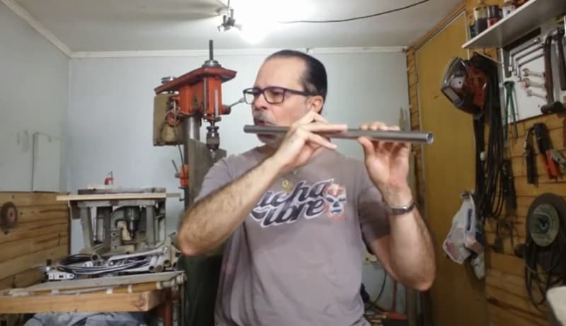 Músico transforma tubo de alumínio da Prolind em flauta transversal