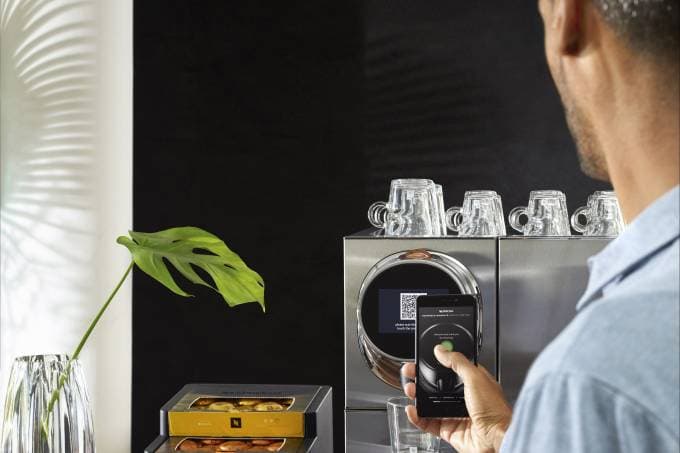 Contra a Covid-19, nova linha de máquinas da Nespresso permite extração de café a distância