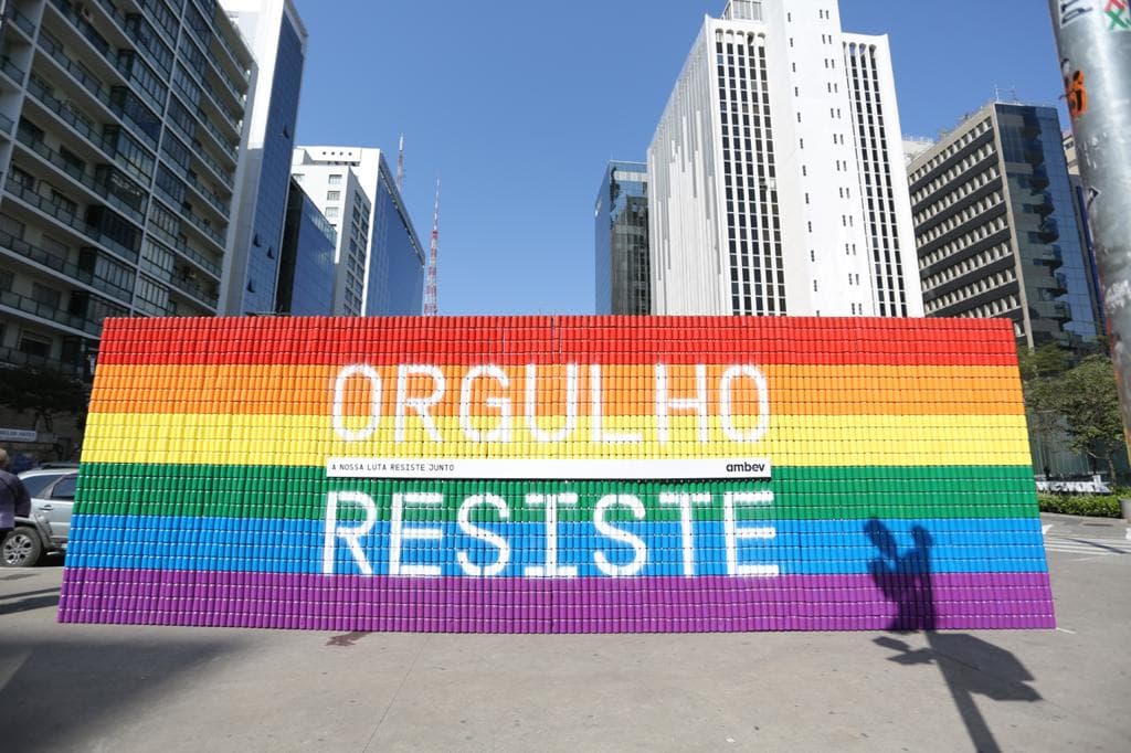 Ambev produz mural com 3 mil latinhas de alumínio no mês do orgulho LGBTQIA+