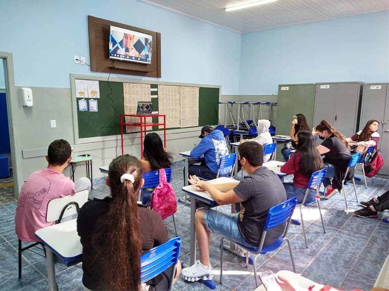 Ação comunitária da Alcoa beneficia escola municipal em Divinolândia (SP)