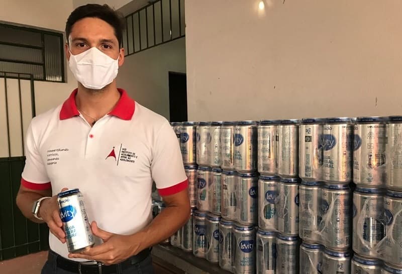 Novelis e empresas parceiras doam latas de água mineral a hospitais e comunidades