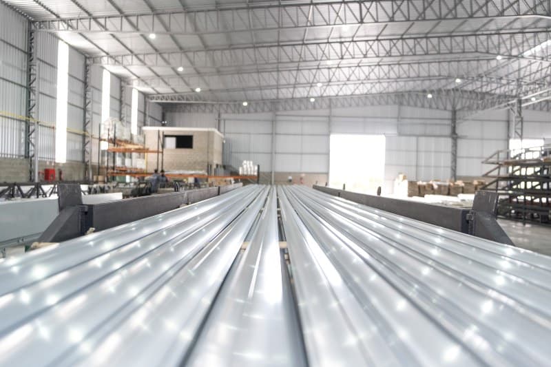 Com nova planta, Aluxa amplia produção de perfis de alumínio