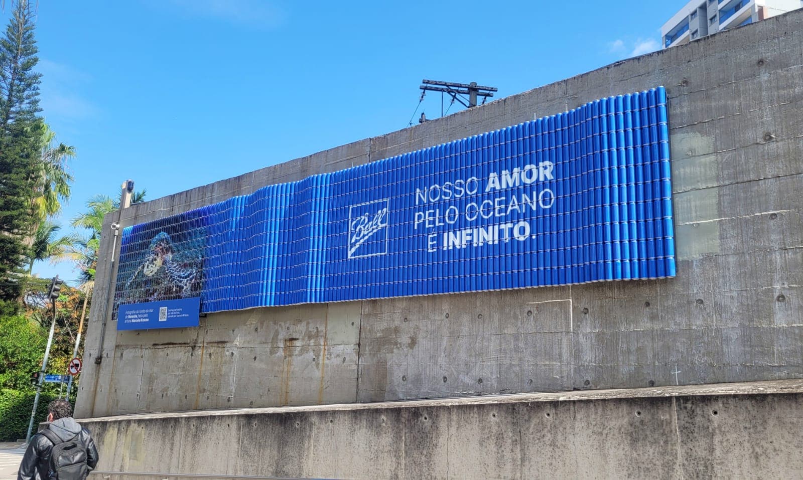 Painel de latas de alumínio é destaque em estação de metrô paulistana