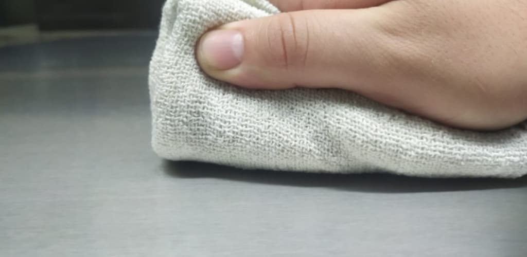 Qual é a maneira correta de limpar o alumínio?