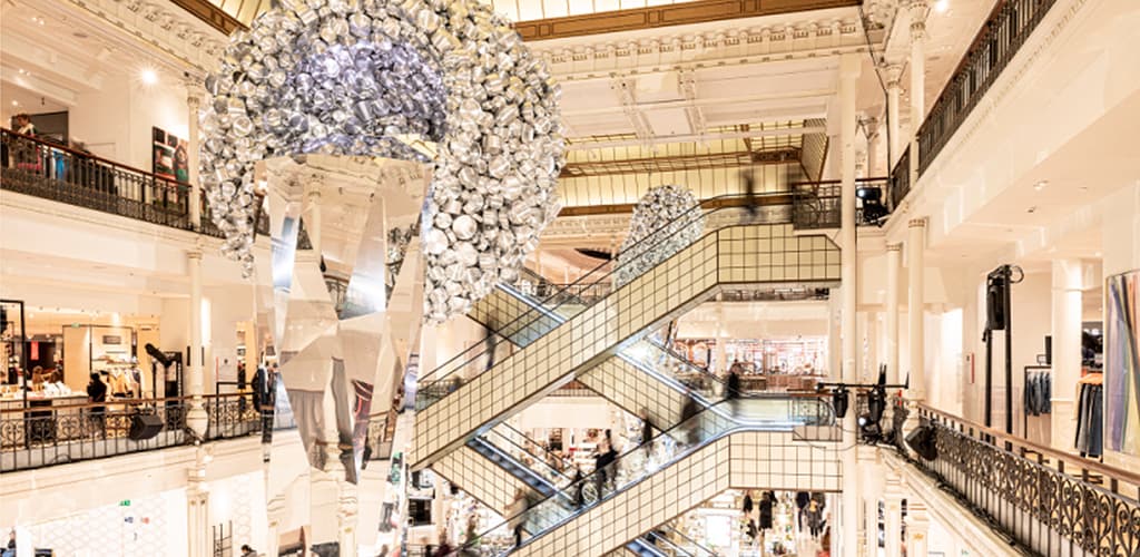 Loja na França expõe obras de arte feitas com utensílios de alumínio