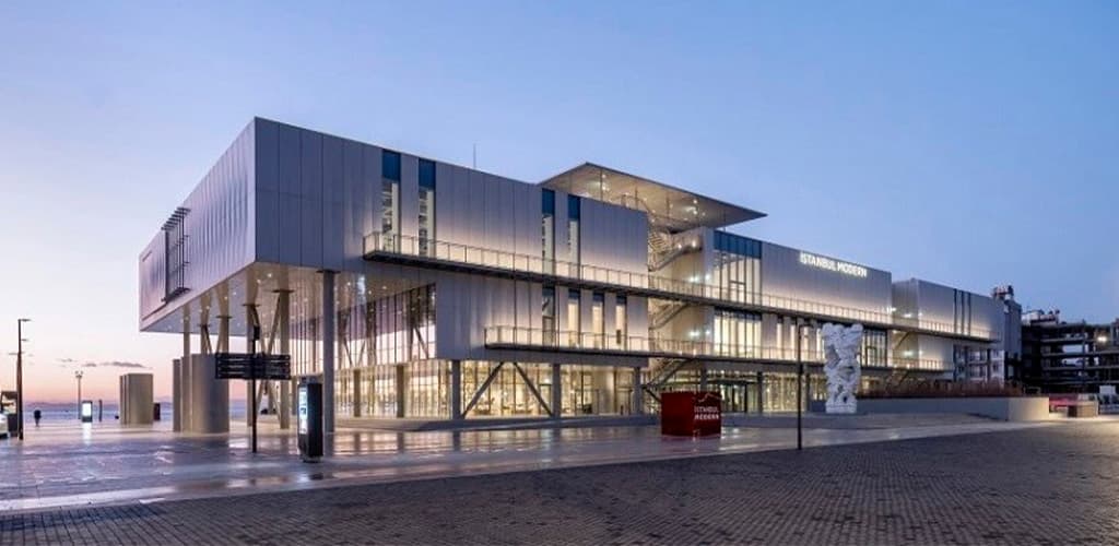 Fachada de novo museu de Istambul recebe painéis refletivos de alumínio