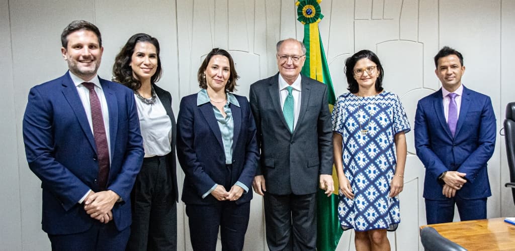 Rumo ao desenvolvimento sustentável: ABAL e governo debatem perspectivas para o alumínio no Brasil