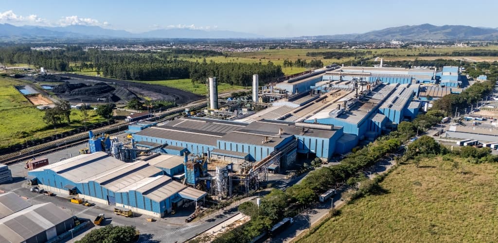 Novelis investe R$ 7 bilhões no Brasil e mira 85% de alumínio reciclado até 2030