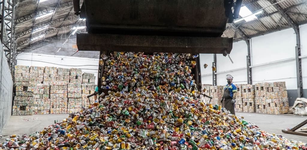Novelis e Rede Sul coletam 10 t de latinhas de alumínio no festival de música The Town