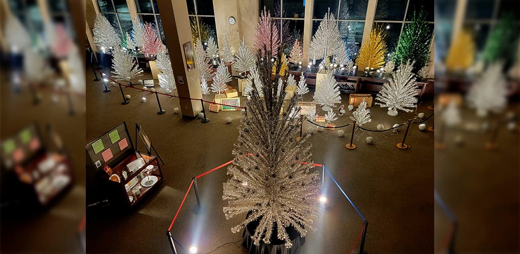 Biblioteca americana apresenta exposição de árvores de Natal de alumínio