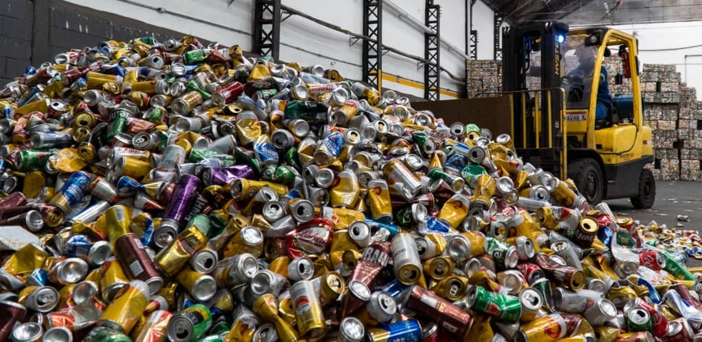 Logística recorde: Novelis recicla mais de 115 toneladas de latinhas de alumínio no pós-carnaval