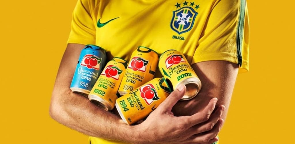 Guaraná Antarctica cria latas de alumínio inspiradas nos uniformes campeões do Brasil na Copa
