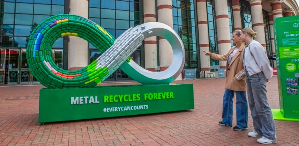 Escultura com latas de alumínio é destaque em shopping center no Reino Unido